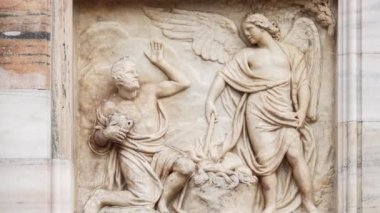 Güzel Duomo di Milano yakından. Beyaz mermer taş heykeller ve heykeller Milan 'ın merkezindeki antik Katolik kilisesinin dış tasarımı. Gotik mimari tarzı detaylar.