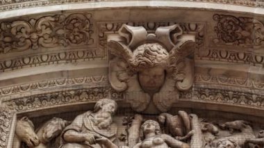 Güzel Duomo di Milano yakından. Beyaz mermer taş heykeller ve heykeller Milan 'ın merkezindeki antik Katolik kilisesinin dış tasarımı. Gotik mimari tarzı detaylar.