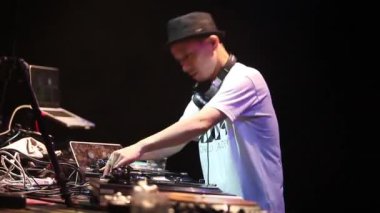 Moskova-21 Mayıs 2016: dj Kentaro konserde turntable & Mix müziği üzerinde vinil rekor çizilmeye