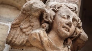Güzel Duomo di Milano yakından. Beyaz mermer taş heykeller ve heykeller Milan 'ın merkezindeki antik Katolik kilisesinin dış tasarımı. Gotik mimari tarzı detaylar.