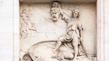 Güzel Duomo di Milano yakından. Beyaz mermer taş heykeller ve heykeller Milan 'ın merkezindeki antik Katolik kilisesinin dış tasarımı. Gotik mimari tarzı detaylar.