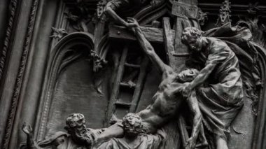 Yakın yukarı güzel Duomo di Milano demir kapılar dekor. Italya 'da Milano şehir merkezinde Antik Katolik kilise dış tasarım İsa Mesih & diğer rakamlar. Gotik mimarisi tarzı detayları