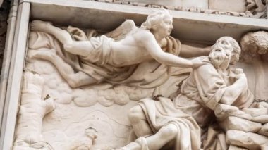 Güzel Duomo di Milano yakından. Beyaz mermer taş heykeller ve heykeller Milan 'ın merkezindeki antik Katolik kilisesinin dış tasarımı. Gotik mimari tarzı detaylar.