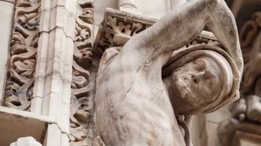 Güzel Duomo di Milano yakından. Beyaz mermer taş heykeller ve heykeller Milan 'ın merkezindeki antik Katolik kilisesinin dış tasarımı. Gotik mimari tarzı detaylar.