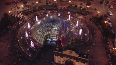 Kiev 'de gece Bağımsızlık Meydanı veya Maidan Nezalezhnosti üzerinde çeşmeler