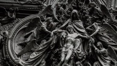 Yakın yukarı güzel Duomo di Milano demir kapılar dekor. Italya 'da Milano şehir merkezinde Antik Katolik kilise dış tasarım İsa Mesih & diğer rakamlar. Gotik mimarisi tarzı detayları 