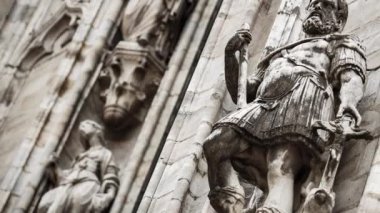 Güzel Duomo di Milano yakından. Beyaz mermer taş heykeller ve heykeller Milan 'ın merkezindeki antik Katolik kilisesinin dış tasarımı. Gotik mimari tarzı detaylar.