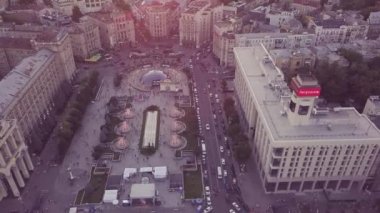 Kiev 'de gece Bağımsızlık Meydanı veya Maidan Nezalezhnosti üzerinde çeşmeler