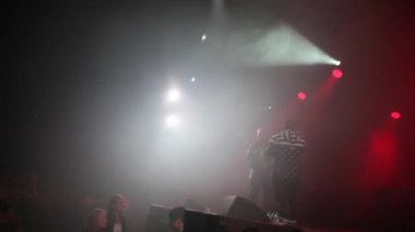 Moskova-20 Şubat 2015: Dubstep rap grubu konser gece kulübünde Dope performans canlı konser.