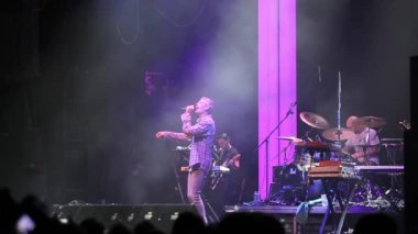 Moskova-7 Aralık 2014: gece kulübünde popüler rap reggae şarkıcı Matisyahu konseri.