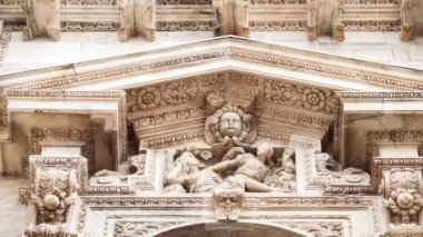 Güzel Duomo di Milano yakından. Beyaz mermer taş heykeller ve heykeller Milan 'ın merkezindeki antik Katolik kilisesinin dış tasarımı. Gotik mimari tarzı detaylar.