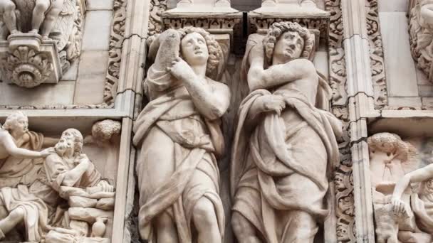 Hermoso Duomo Milano Primer Plano Esculturas Piedra Mármol Blanco Estatuas — Vídeos de Stock