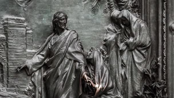 Gyönyörű Duomo Milano Vaskapu Dekor Közelről Jézus Krisztus Más Számok — Stock videók