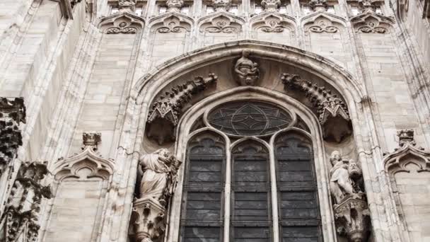 Vacker Duomo Milano Nära Håll Vit Marmor Sten Skulpturer Och — Stockvideo