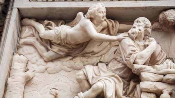 意大利米兰市中心古代天主教教堂外观设计中的白色大理石雕塑和雕像 详细介绍了哥特式建筑风格 — 图库视频影像