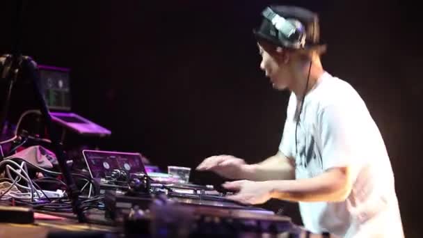 Moscow Maggio 2016 Kentaro Incide Dischi Vinile Giradischi Mixa Musica — Video Stock