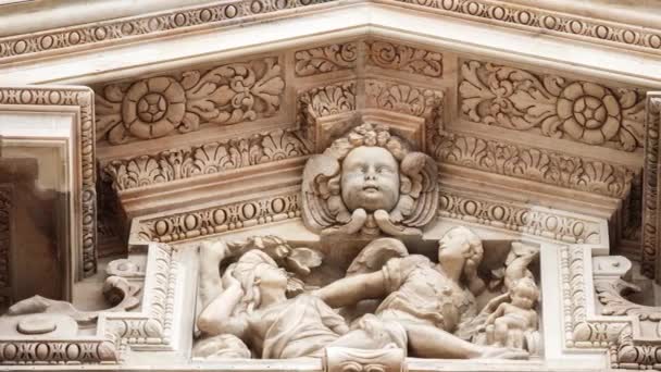 아름다운 두오모 가까이서 대리석 조각과 조각상 이탈리아 이탈리아의 밀라노 중심에 — 비디오