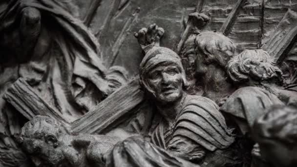 美しいドゥオーモ ミラノの鉄の門は クローズアップで装飾 イタリアのミラノ市の中心部にある古代カトリック教会の外観デザインにおけるイエス キリスト その他の人物 — ストック動画