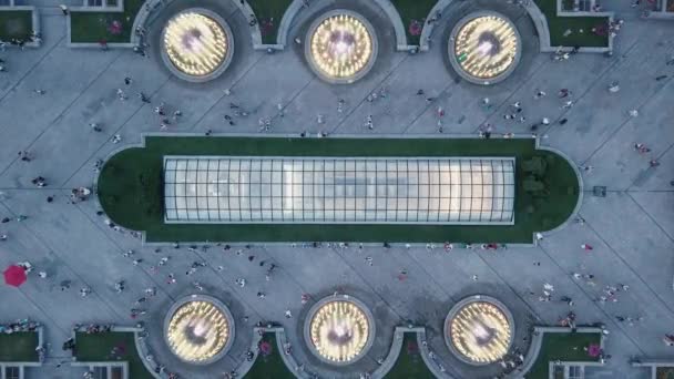キエフの夜の独立広場またはメイダン ネザレズノスティの噴水 — ストック動画