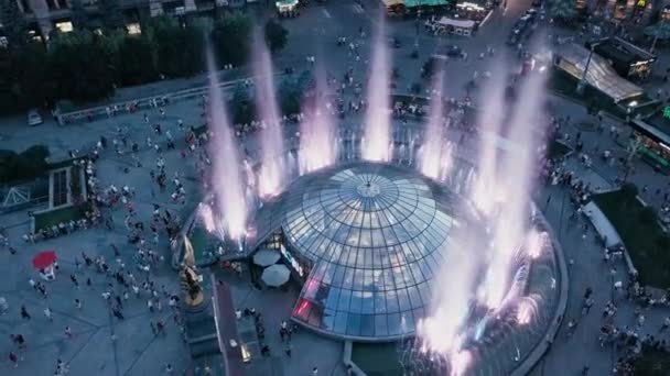 基辅独立广场或梅丹 内扎列日诺斯蒂的喷泉 — 图库视频影像