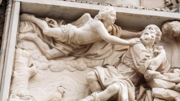 Беломраморные Каменные Скульптуры Статуи Стиле Старинной Церкви Центре Милана Италии — стоковое видео