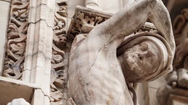 Schöner Mailänder Dom Nahaufnahme Skulpturen Und Statuen Aus Weißem Marmor — Stockvideo