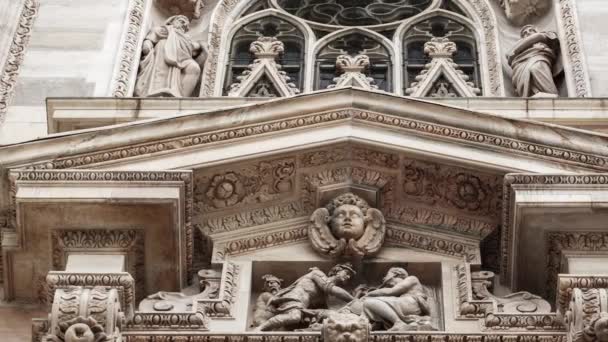 近くで美しいドゥオーモ ミラノ イタリアのミラノ市内中心部にある古代カトリック教会の外観デザインの白い大理石の石の彫刻と彫像 — ストック動画