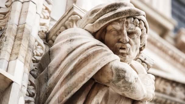 Vacker Duomo Milano Nära Håll Vit Marmor Sten Skulpturer Och — Stockvideo