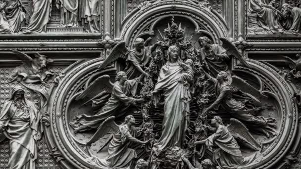 Vackra Duomo Milano Järngrindar Inredning Närbild Jesus Kristus Andra Figurer — Stockvideo