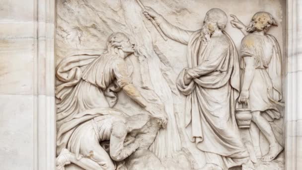 Беломраморные Каменные Скульптуры Статуи Стиле Старинной Церкви Центре Милана Италии — стоковое видео