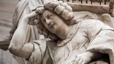 Güzel Duomo di Milano yakından. Beyaz mermer taş heykeller ve heykeller Milan 'ın merkezindeki antik Katolik kilisesinin dış tasarımı. Gotik mimari tarzı detaylar.