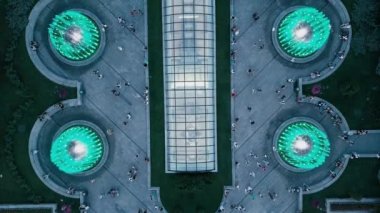 Kiev 'de gece Bağımsızlık Meydanı veya Maidan Nezalezhnosti üzerinde çeşmeler