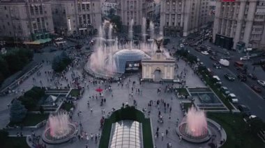 Kiev 'de gece Bağımsızlık Meydanı veya Maidan Nezalezhnosti üzerinde çeşmeler