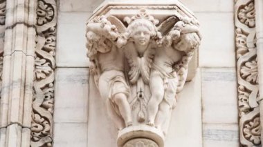 Güzel Duomo di Milano yakından. Beyaz mermer taş heykeller ve heykeller Milan 'ın merkezindeki antik Katolik kilisesinin dış tasarımı. Gotik mimari tarzı detaylar.