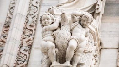 Güzel Duomo di Milano yakından. Beyaz mermer taş heykeller ve heykeller Milan 'ın merkezindeki antik Katolik kilisesinin dış tasarımı. Gotik mimari tarzı detaylar.