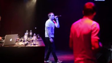 Moskova-12 Haziran, 2016: kulüp rap grubu Triada müzik konseri kalabalık Dancefloor.