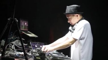 Moskova-21 Mayıs 2016: dj Kentaro konserde turntable & Mix müziği üzerinde vinil rekor çizilmeye