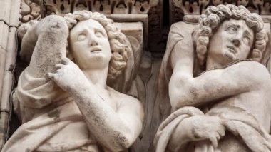 Güzel Duomo di Milano yakından. Beyaz mermer taş heykeller ve heykeller Milan 'ın merkezindeki antik Katolik kilisesinin dış tasarımı. Gotik mimari tarzı detaylar.