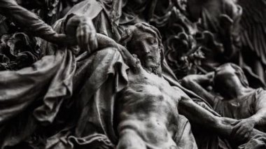 Yakın yukarı güzel Duomo di Milano demir kapılar dekor. Italya 'da Milano şehir merkezinde Antik Katolik kilise dış tasarım İsa Mesih & diğer rakamlar. Gotik mimarisi tarzı detayları