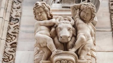 Güzel Duomo di Milano yakından. Beyaz mermer taş heykeller ve heykeller Milan 'ın merkezindeki antik Katolik kilisesinin dış tasarımı. Gotik mimari tarzı detaylar.