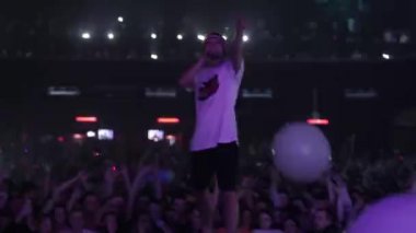 Moskova - 7 Aralık, 2015: Max Korzh büyük konser Stadyumu canlı gece kulübünde