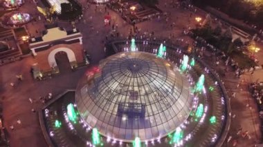 Kiev 'de gece Bağımsızlık Meydanı veya Maidan Nezalezhnosti üzerinde çeşmeler