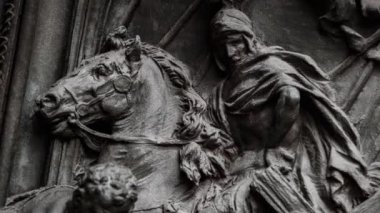 Yakın yukarı güzel Duomo di Milano demir kapılar dekor. Italya 'da Milano şehir merkezinde Antik Katolik kilise dış tasarım İsa Mesih & diğer rakamlar. Gotik mimarisi tarzı detayları