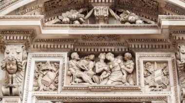Güzel Duomo di Milano yakından. Beyaz mermer taş heykeller ve heykeller Milan 'ın merkezindeki antik Katolik kilisesinin dış tasarımı. Gotik mimari tarzı detaylar.