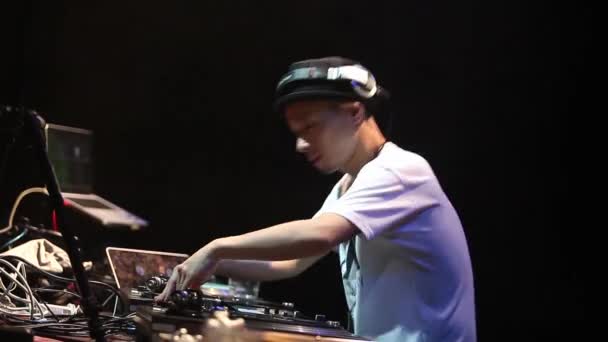 Moscou Mai 2016 Kentaro Gratte Disque Vinyle Sur Platine Mixe — Video