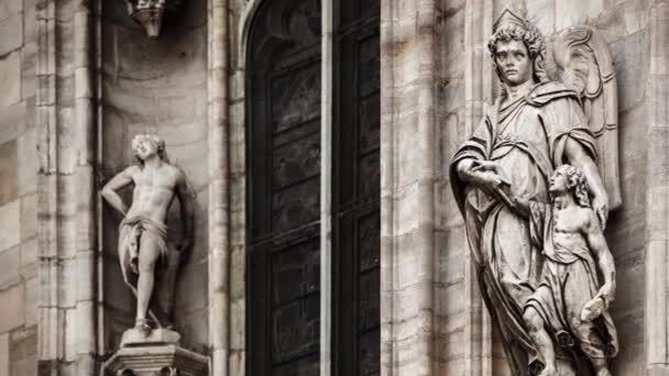 Mooie Duomo Milano Close Witte Marmeren Stenen Sculpturen Beelden Exterieur — Stockvideo