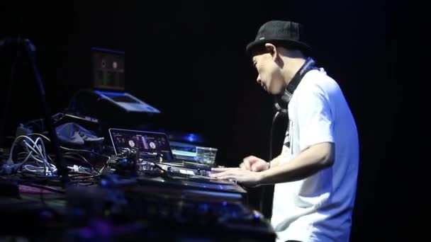 Moscou Mai 2016 Kentaro Gratte Disque Vinyle Sur Platine Mixe — Video