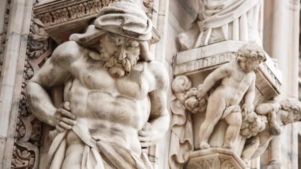 近くで美しいドゥオーモ ミラノ イタリアのミラノ市内中心部にある古代カトリック教会の外観デザインの白い大理石の石の彫刻と彫像 — ストック動画