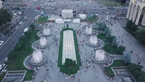 基辅独立广场或梅丹 内扎列日诺斯蒂的喷泉 — 图库视频影像