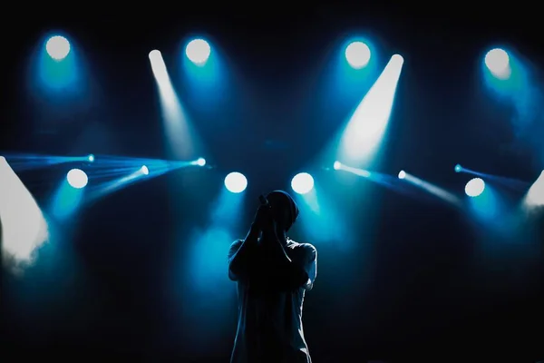 Рэп-певец с микрофоном на сцене в мюзик-холле — стоковое фото